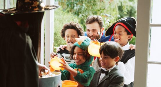 A family trick-or-treating.
